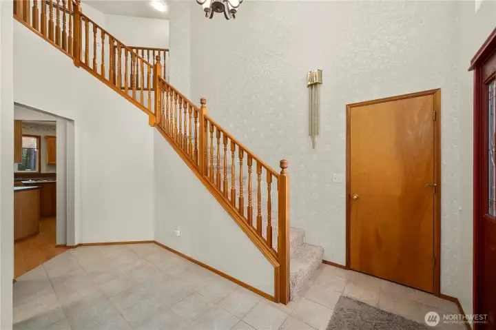 Welcoming entry with open staircase