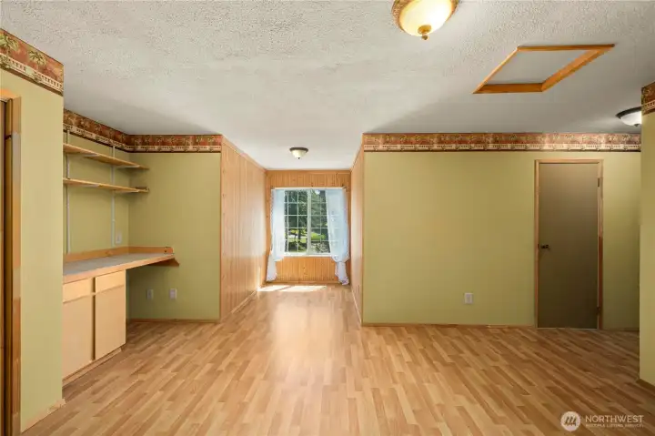 Large bonus room with flexible space for office, media, hobby, or recreation use