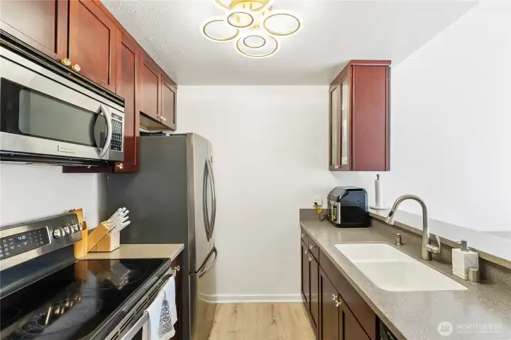 Cozy and comfortable sized kitchen. Cozy and comfortable sized kitchen.
