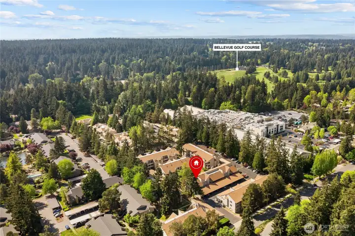 Bellevue Golf Course is just right around the corner. Bellevue Golf Course is just right around the corner.