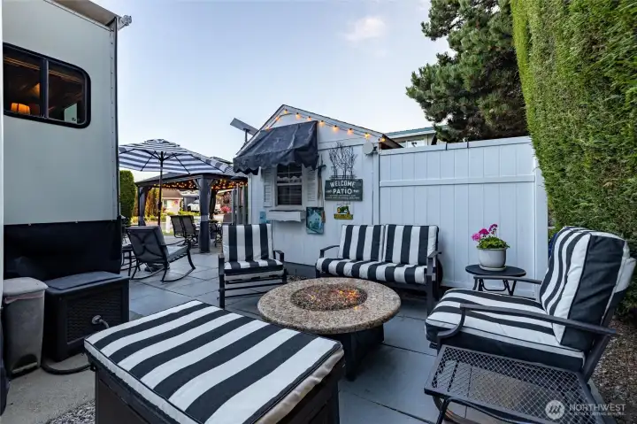 The cozy firepit. The cozy firepit.