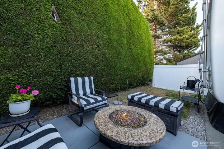 Established hedge for privacy. Established hedge for privacy.