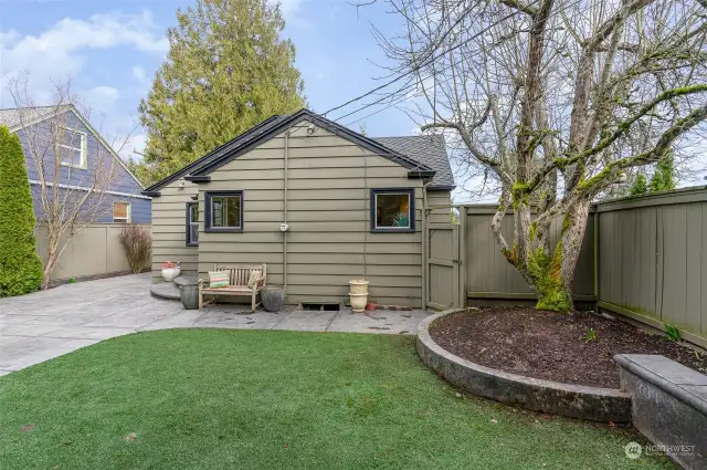 Fully-fenced back yard. A quiet retreat and yet cafes and restaurants are just steps away!