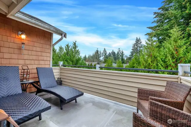 Sunny private balcony/patio