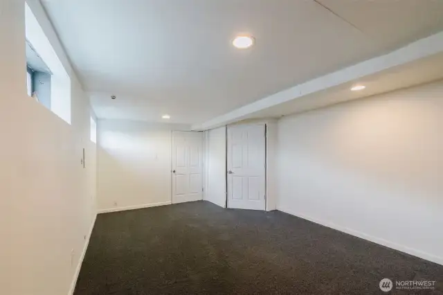 2nd Large lower level bonus room