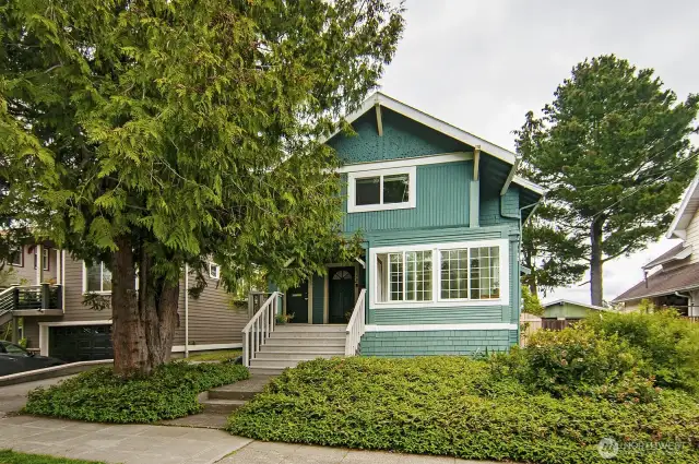Such a walkable neighborhood- close to Salmon Bay Park, Sunset Park, a block from retail on 24th and a 15 min walk to center of Ballard.