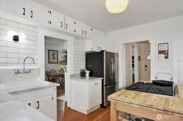 Great circular layout from the large foyer/entry. Good storage space with many uppers with brass hardware. Stainless french style lower freezer refrigerator.