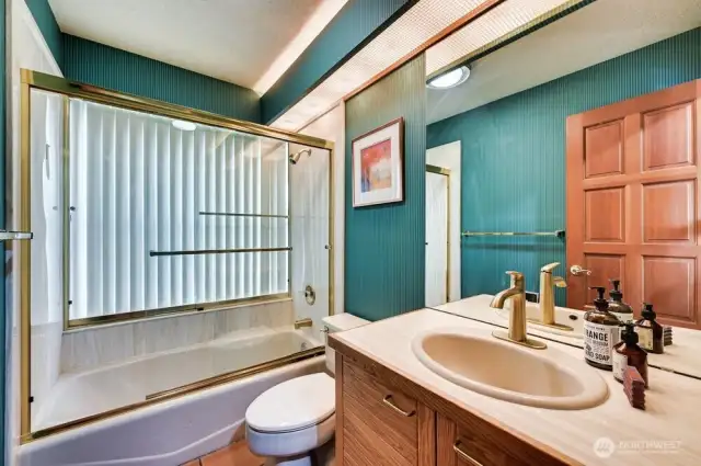 MAIN LEVEL FULL BATH