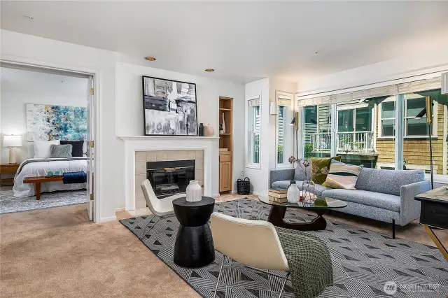 Spacious living room w/gas fireplace
