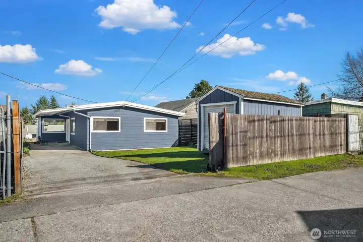 Huge storage outbuilding in the back with paved alley access.