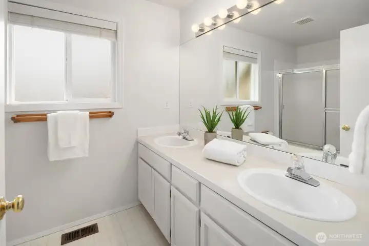 Upstairs Full Bathroom