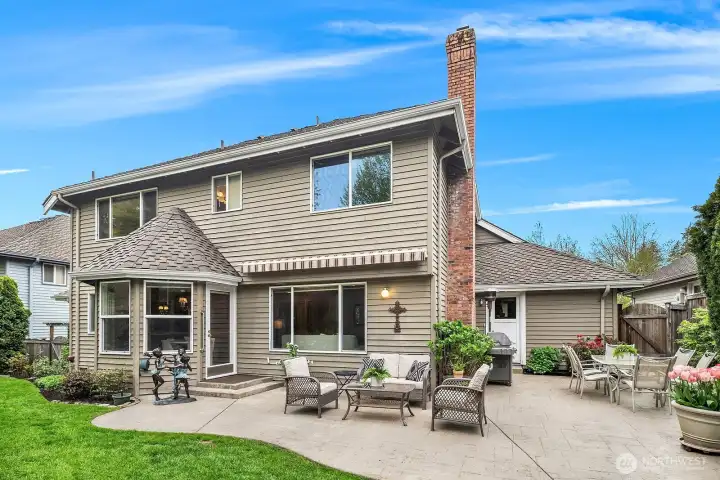 Backyard patio w/retractable awning