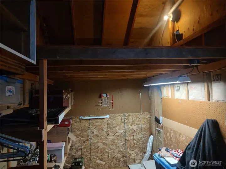 Back shop area with additional washer/dryer hook up