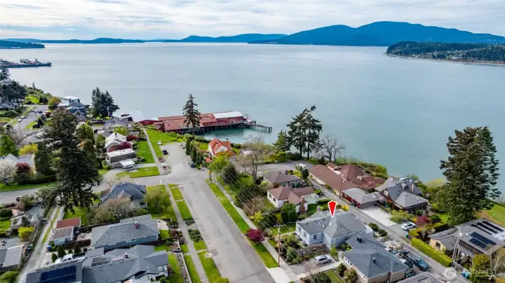 2010 9th has an ideal location for taking in the water views, strolling around Old Town, or heading downtown for a bite to eat or shopping.