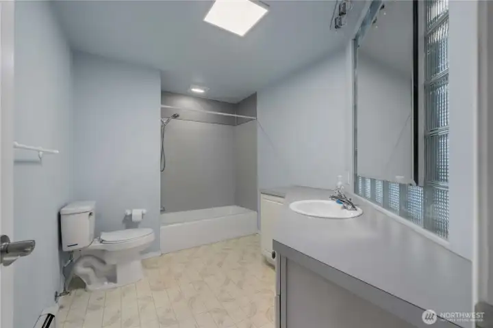 Main hallway bath. Main hallway bath.