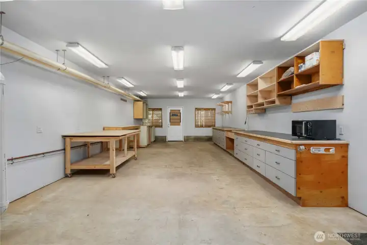 Large workshop in downstairs. Large workshop in downstairs.