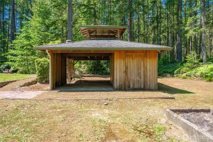 Barn area with RV hookups. Barn area with RV hookups.