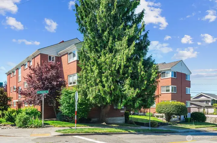 Central Park Condominiums located in the heart of West Seattle on the corner of Alaska and 44th Ave SW. Great proximity to this vibrant community  and easy transit.