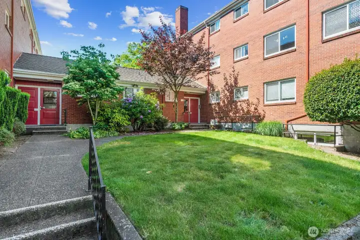 Condo complex consists of two main buildings (4405 + 4407). Connecting section has access to mail boxes and courtyard.