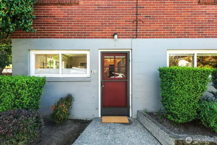 Easy external access from Alaska St.