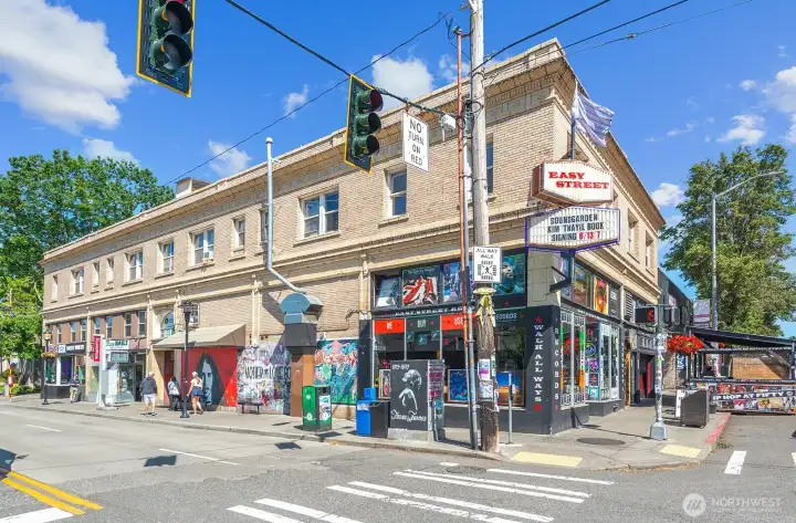 Prime Alaska Junction location~ only one block away for a multitude of restaurants, coffee houses, shops and more...