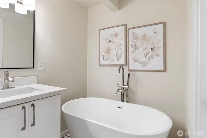 Free-standing tub