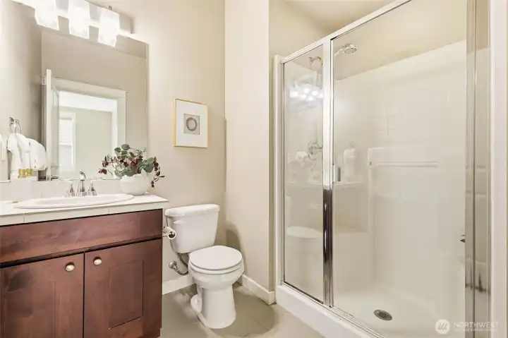 Private bath for guestsuite on 2nd floor