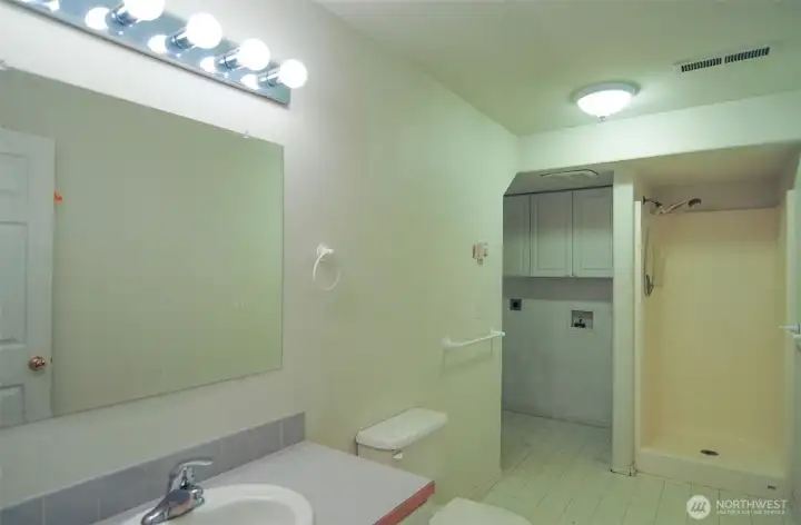 3RD BATHROOM & LAUNDRY AREA