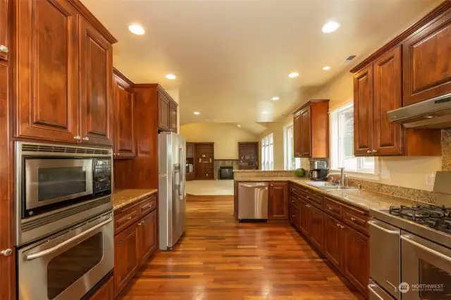 Wonderful kitchen with gas range and dual ovens