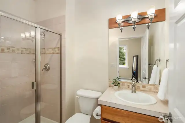 En-suite bath off the 2nd bedroom.