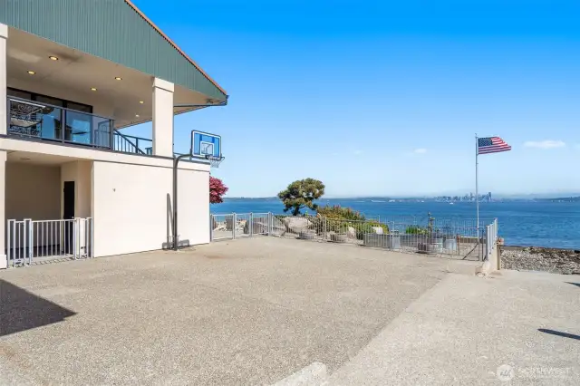 So much room for a boat, RV, extra parking, pickleball court ?