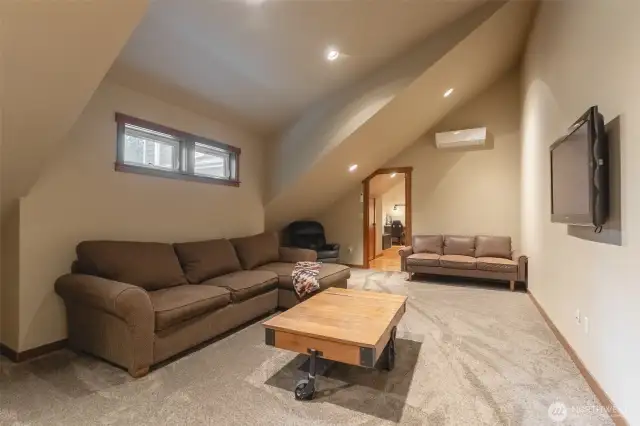 Bonus room or 4th bedroom