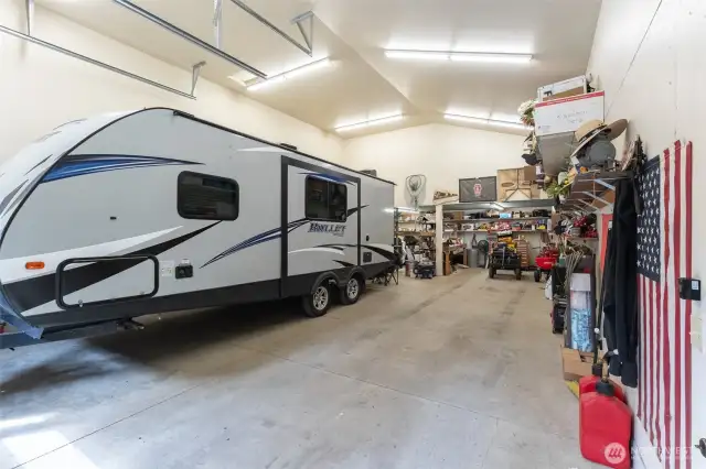 RV hookups & 220 power in attached 3 bay shop