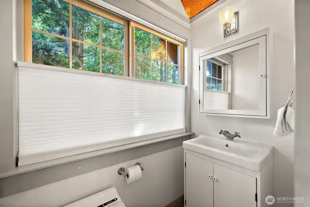 upstairs 1/2 bath