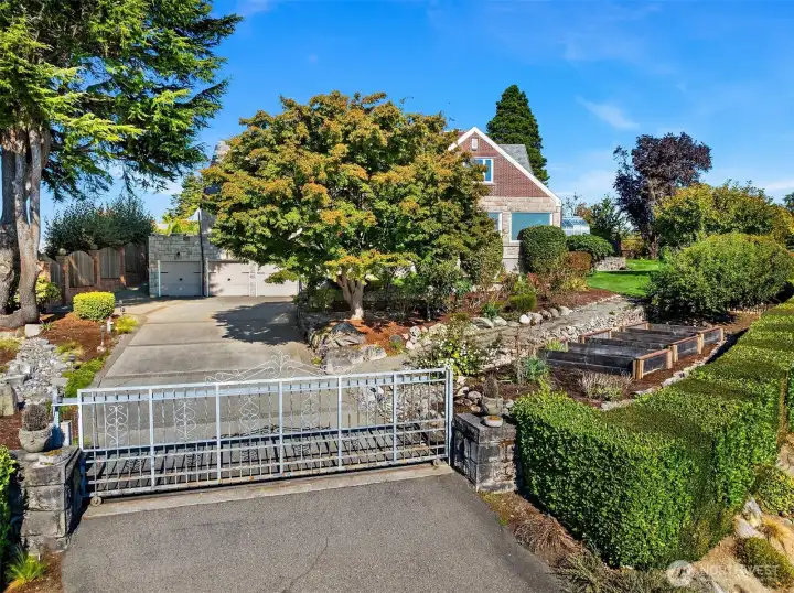 Lush gardens, gated grounds and privacy