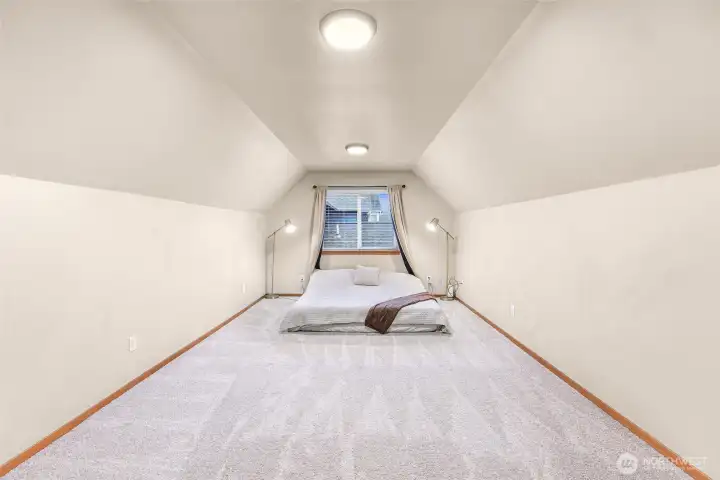 upstairs great /flex room over garage