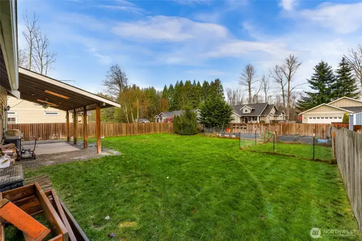 Huge fenced back yard