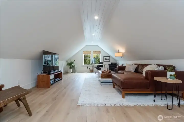 2nd Floor Spacious Den/Bonus Room