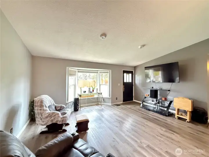 105 Timberline DR, Castle Rock WA LVP flooring, living room