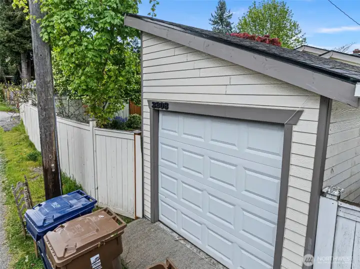 Garage with access from alley