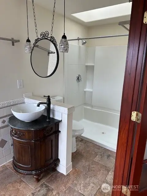 Other view of the large in-suite bathroom