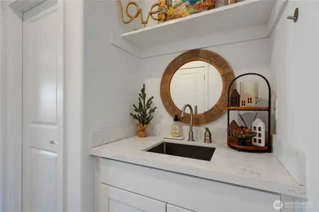 Wet bar area, great for entertaining.