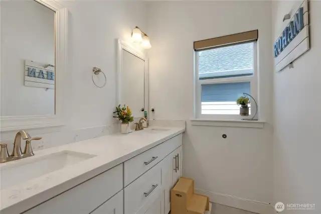 2nd full bathroom with double sink and separate bathtub.