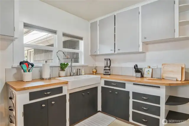 Countertop dishwasher can stay