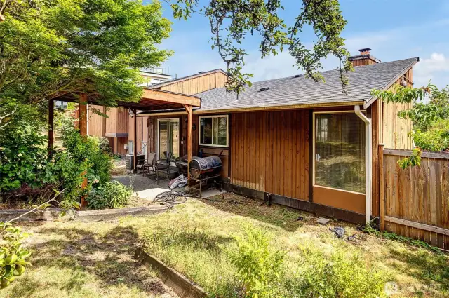 Sliding glass doors off main level family room provides level entry to backyard and side yards, covered patio space for gatherings.