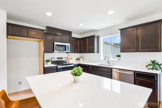 Photographs are for illustrative purposes only. Features, finishes, interior/exterior colors, landscaping and floorplan shown may vary from actual homes built.