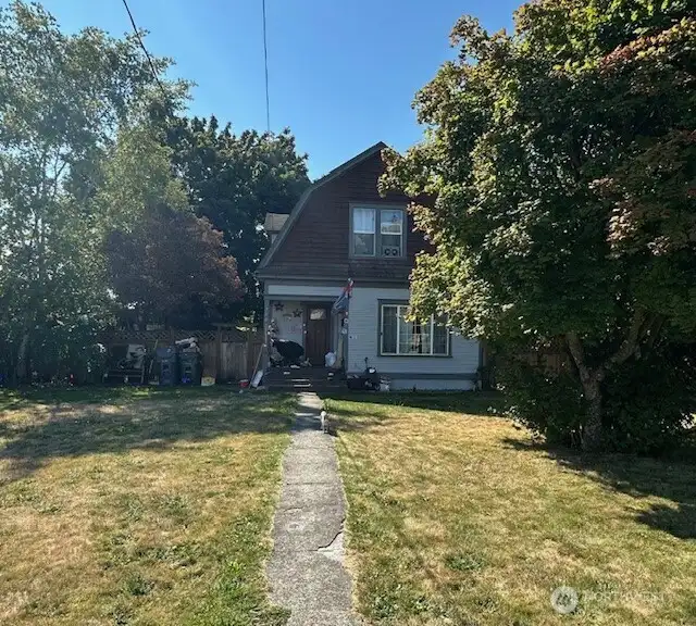 Cozy house! Old time charm! A large front yard!