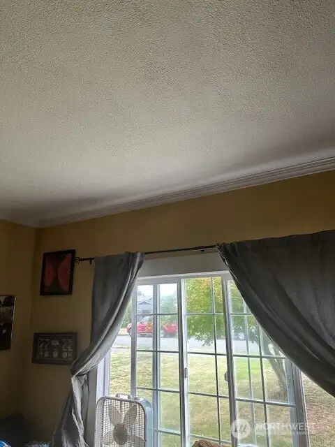 Living room ceilings with crown molding