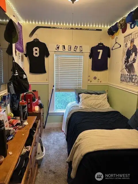 Middle bedroom, upstairs