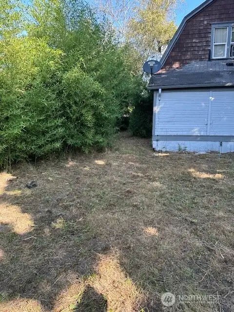 Side yard with privacy screen